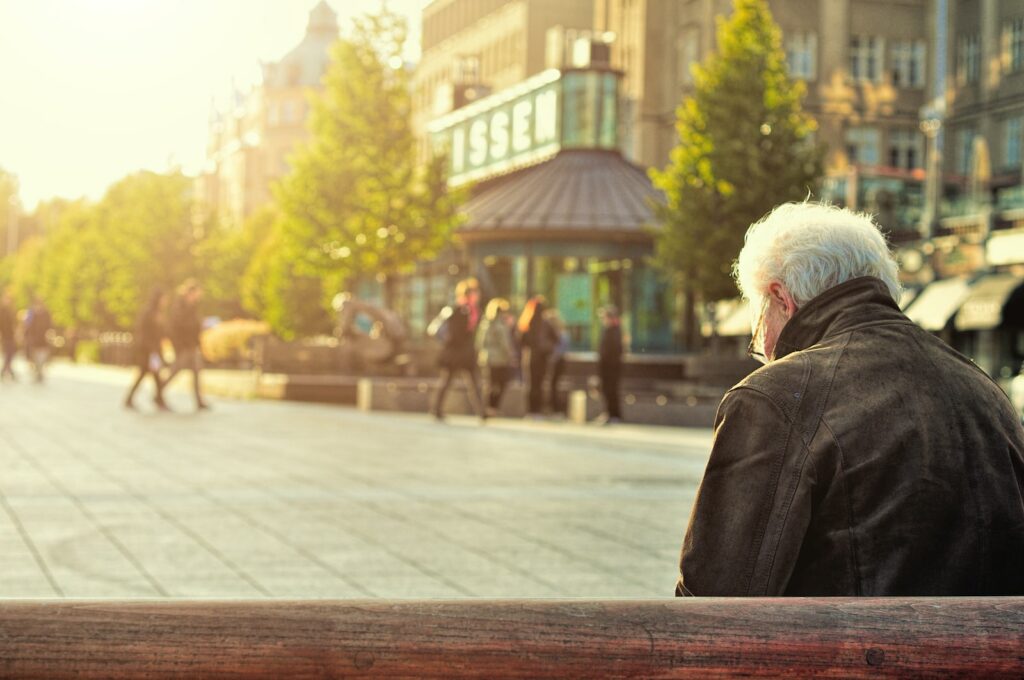 張大偉:符合這些標準,你就可以買投資保單! 3 man sitting on brown wooden bench