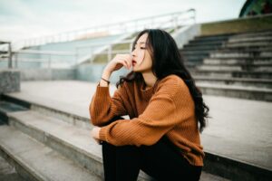 智慧理財,開創財富未來 29 woman wearing brown sweater holding lips