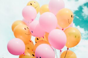 智慧理財,開創財富未來 30 low-angle photo of pink and orange balloons
